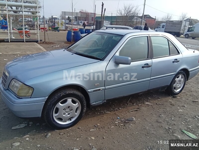 Mercedes E220, 1993 il Mercedes E220, 1993 il