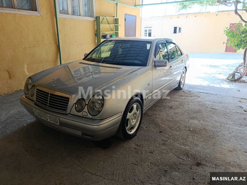 Mercedes E 240, 1998 il Mercedes E 240, 1998 il