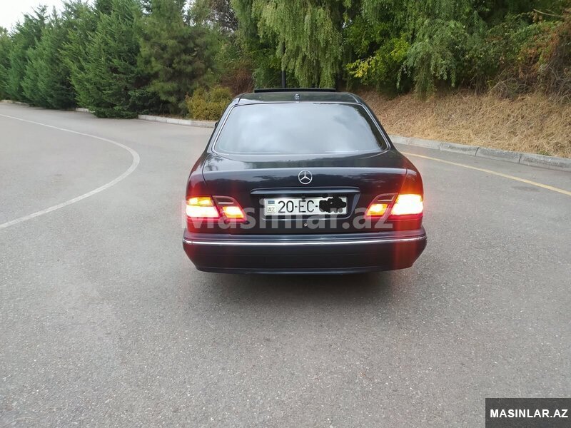 Mercedes E-240, 1999 il Mercedes E-240, 1999 il