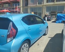 Toyota Aqua Prius c, 2015 il