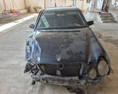 Mercedes Qezali Mercedes E 220, 2000 il