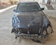 Mercedes E220, 2000 il