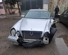 Mercedes E 220, 2001 il
