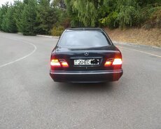 Mercedes E-240, 1999 il